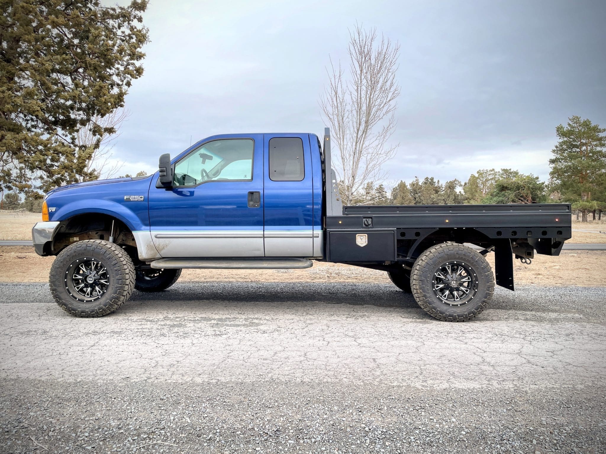 Flatbed truck with accessories